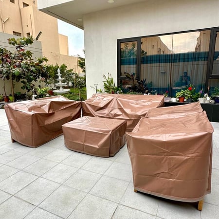 طقم جلسات خارجية كلاسيكية مع طاولتين خدمة  وغطاء حماية
