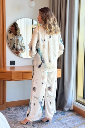 قميص بطبعة ماربللون بيج