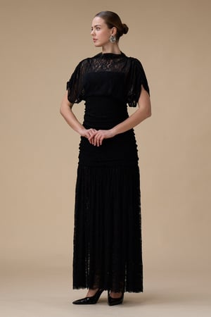 فستان أسود ماكسي دانتيل بأكمام قصيرة