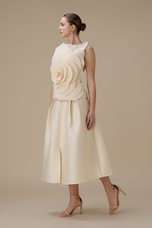 طقم بيج بتصميم وردي ثلاثي الأبعاد وتنورة واسعة