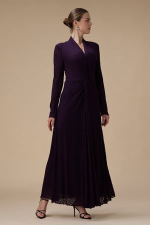 فستان موف طويل بقصة ملتفة