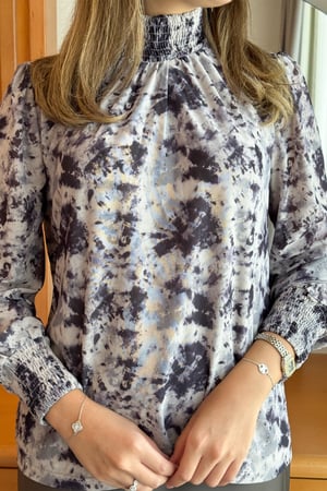 بلوزة بياقة عالية مزمومة لون موف