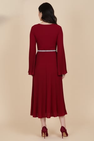 فستان ميدي بليسيه بحزام لؤلؤ لون عنابي