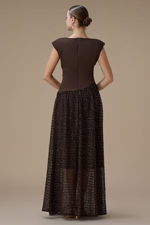 فستان طويل بني بدانتيل مطرز