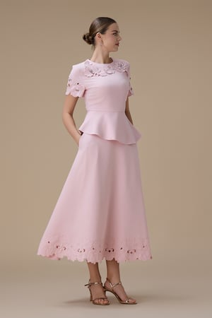 طقم تنورة ميدي وردي بتفاصيل زهور ثلاثية الأبعاد