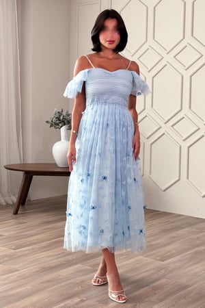 فستان ميدي تول بطبعة فراشات لون أزرق فاتح