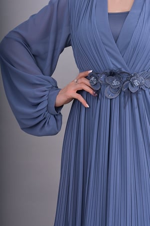 فستان بلاسيه بحزام مزين بورد وريش لون ازرق