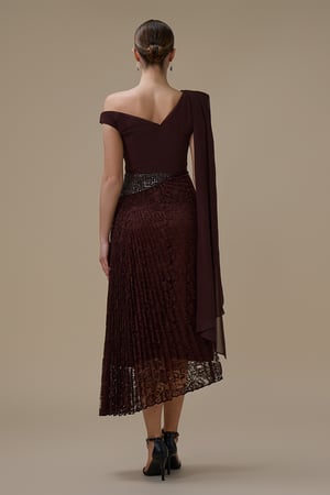 فستان دانتيل ميدي بني بكتف واحد