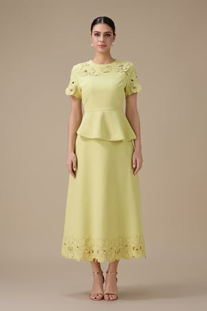 طقم تنورة ميدي أخضر فاتح بتفاصيل زهور ثلاثية الأبعاد