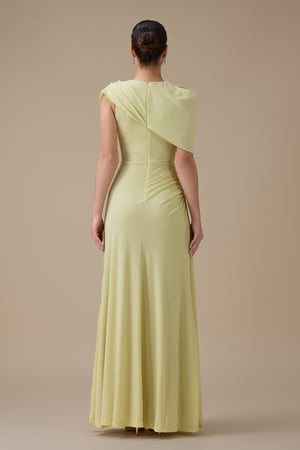 فستان أصفر طويل بتصميم أنيق وكتف واحد
