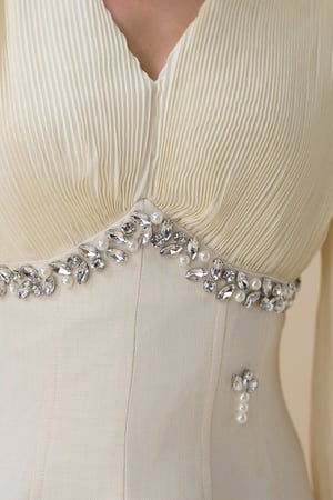 فستان طويل سكري بتفاصيل كريستال