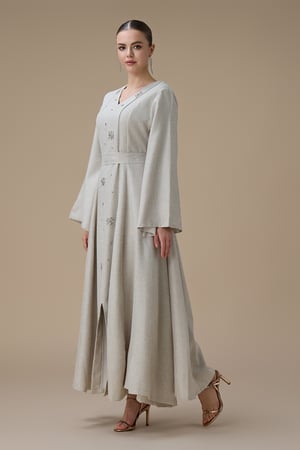 فستان طويل بيج بتطريز ناعم وقصة محددة