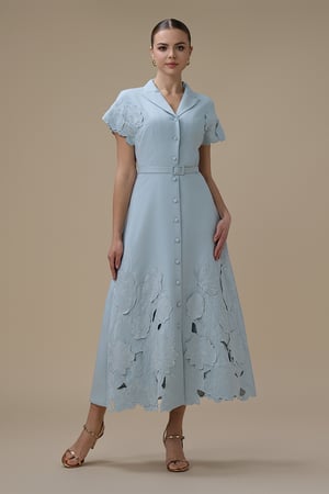 فستان بلون ازرق بقصة ميدي وتطريز ناعم