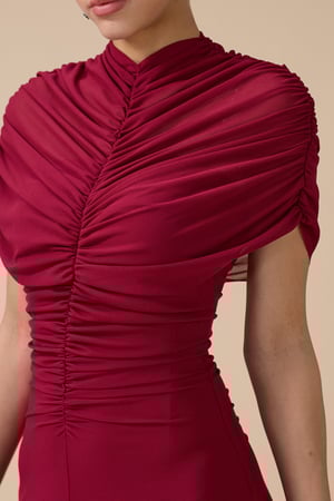 فستان طويل أحمر بياقة بتصميم أنيق