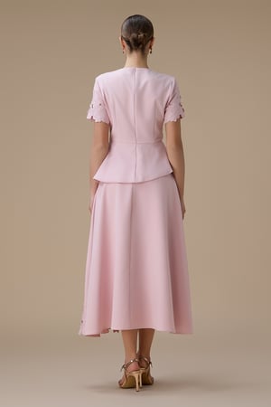 طقم تنورة ميدي وردي بتفاصيل زهور ثلاثية الأبعاد