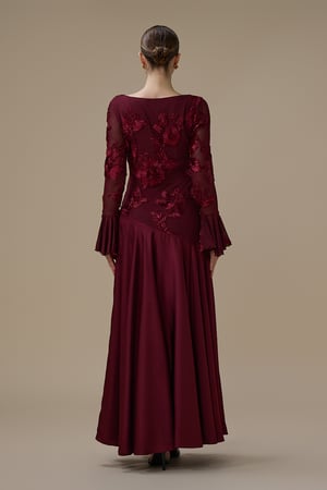 فستان برغندي طويل مطرز بأكمام شفافة
