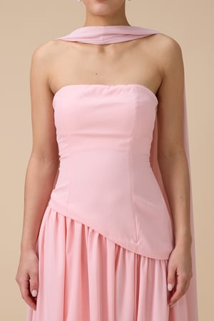 فستان طويل وردي مع شال أنيق