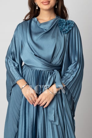 فستان ميدي بكسرات وأبلكية زهور لون أزرق