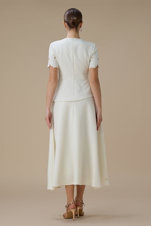 طقم تنورة ميدي سكري بتفاصيل زهور ثلاثية الأبعاد