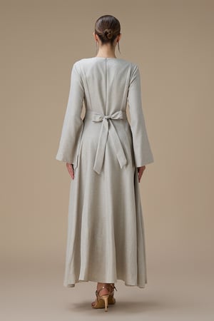 فستان طويل بيج بتطريز ناعم وقصة محددة