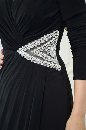 فستان ماكسي بفصوص من الجنب لون اسود