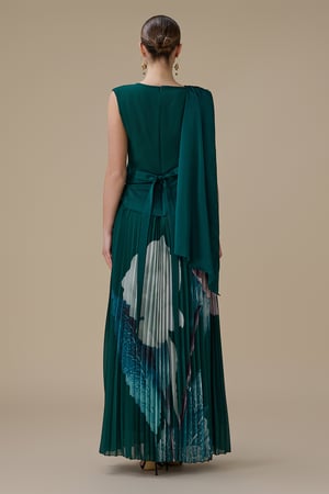 فستان طويل أخضر زمردي بتصميم لف وتنورة بليسيه