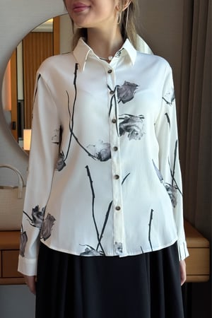 قميص بطبعات ورود لون ابيض