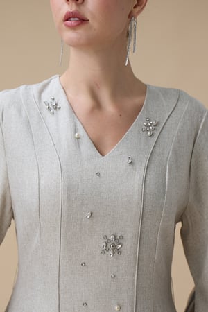 فستان طويل بيج بتطريز ناعم وقصة محددة