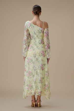 فستان طويل دانتيل بطبعة زهور بتصميم كتف واحد