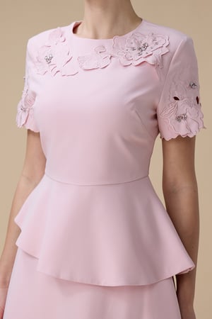 طقم تنورة ميدي وردي بتفاصيل زهور ثلاثية الأبعاد