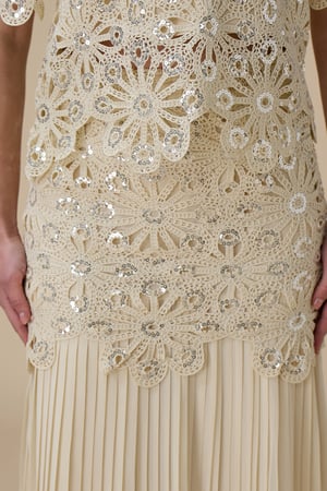 طقم دانتيل سكري مع تنورة بليسيه أنيقة