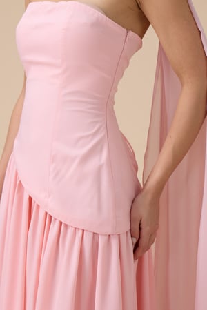 فستان طويل وردي مع شال أنيق