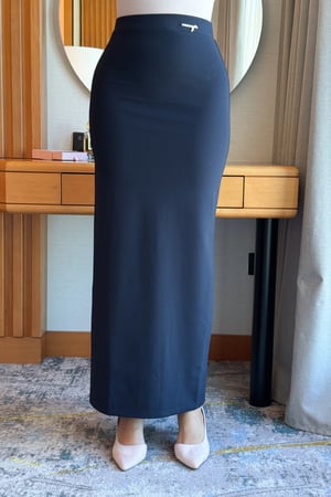 تنورة طويلة ضيقة ببروش عالخصر لون كحلي