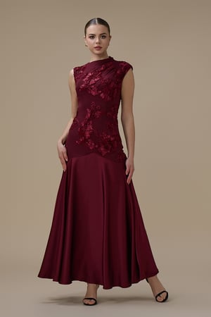 فستان برغندي طويل بتطريز زهري