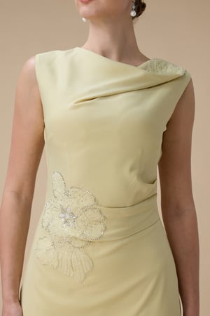 فستان ماكسي بلون أصفر مع تطريز زهري