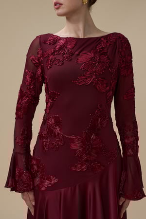 فستان برغندي طويل مطرز بأكمام شفافة