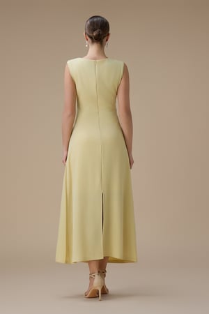 فستان ماكسي بلون أصفر مع تطريز زهري