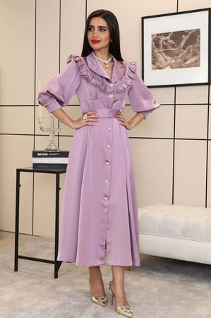 فستان كلاسيكي مزين بأزارير من اللؤلؤ لون موف فاتح