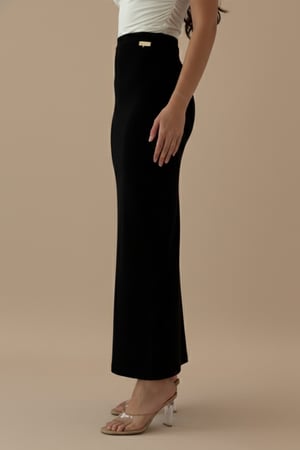 تنورة طويلة بقصة مستقيمة ضيقة لون اسود