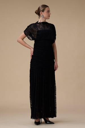 فستان أسود ماكسي دانتيل بأكمام قصيرة