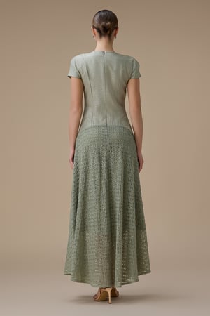 فستان طويل اخضر فاتح مع تطريز لؤلؤ