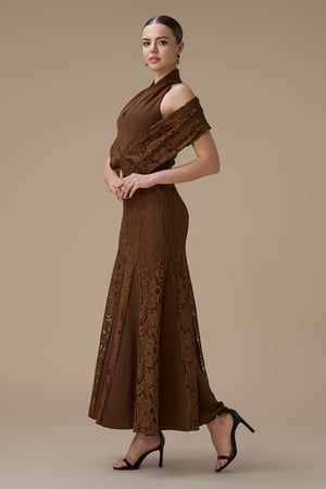 فستان طويل بني دانتيل بياقة هالتلر