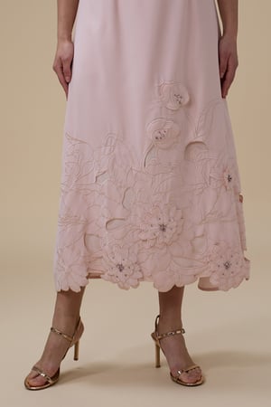 فستان ماكسي وردي بتطريز زهري