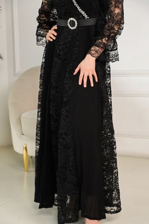 فستان دانتيل كلوش مزين بكريستال وريش لون اسود