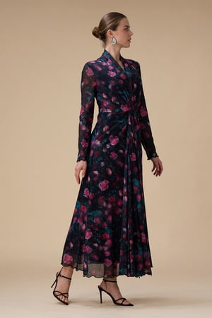 فستان طويل بطبعة زهور بقصة ملتفة