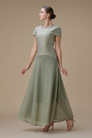 فستان طويل اخضر فاتح مع تطريز لؤلؤ