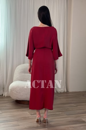 فستان طويل مزين بالكريستال لون عنابي