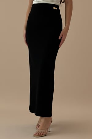 تنورة طويلة بقصة مستقيمة ضيقة لون اسود