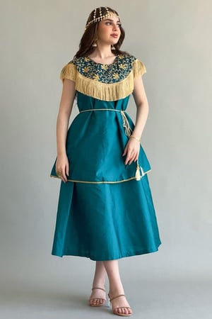 جلابيه كويتي بتفصيل مقسم مزينه بهدب تيفاني