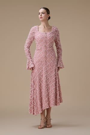 فستان دانتيل ميدي وردي بأكمام طويلة